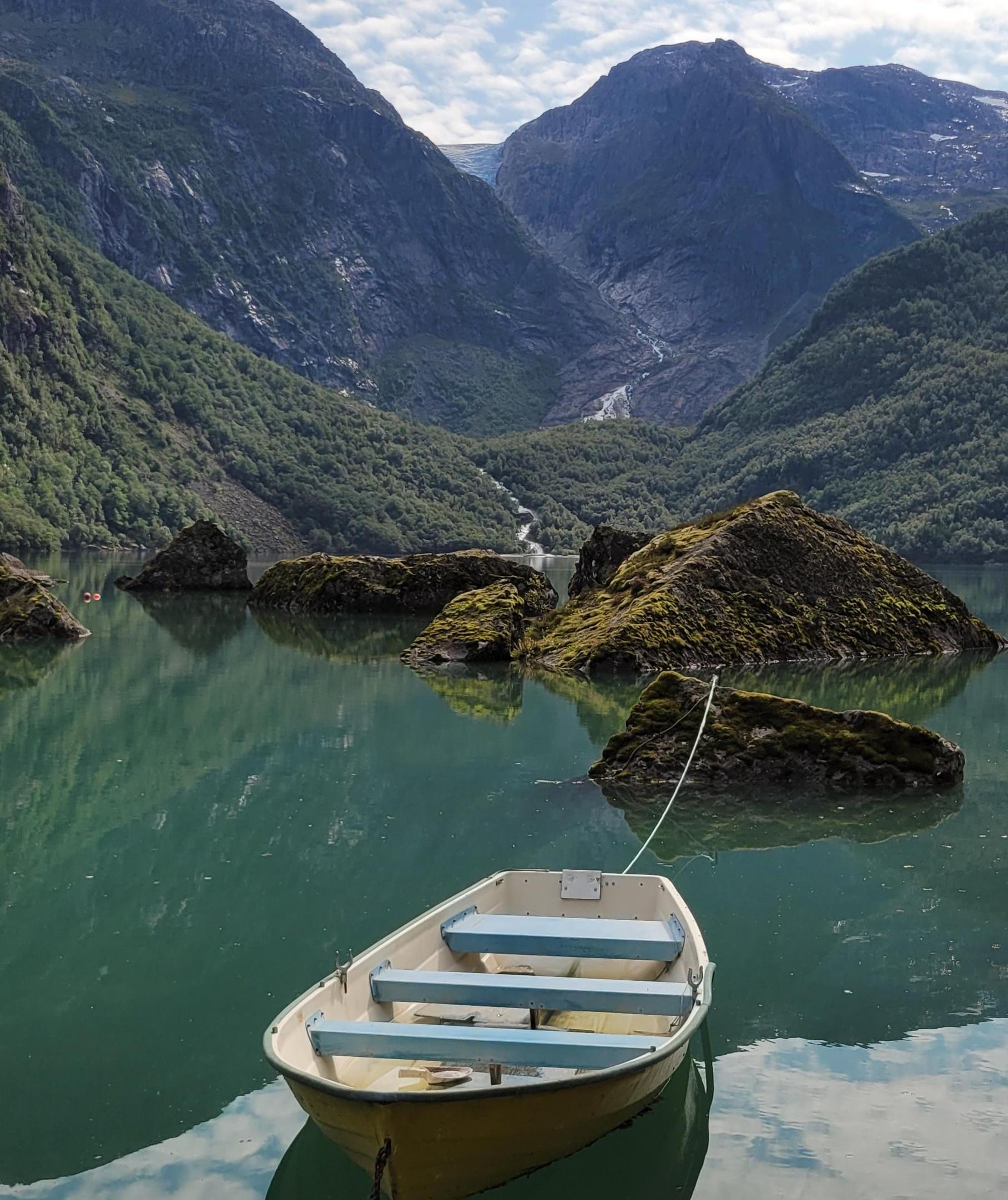 Boot auf eine See mit Bergen